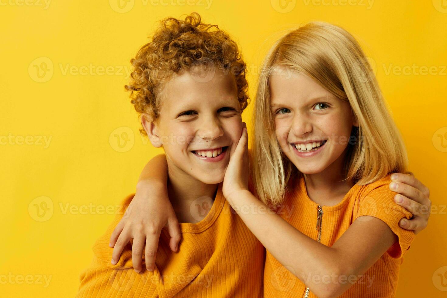 linda preescolar niños en amarillo camisetas en pie lado por lado infancia emociones amarillo antecedentes foto