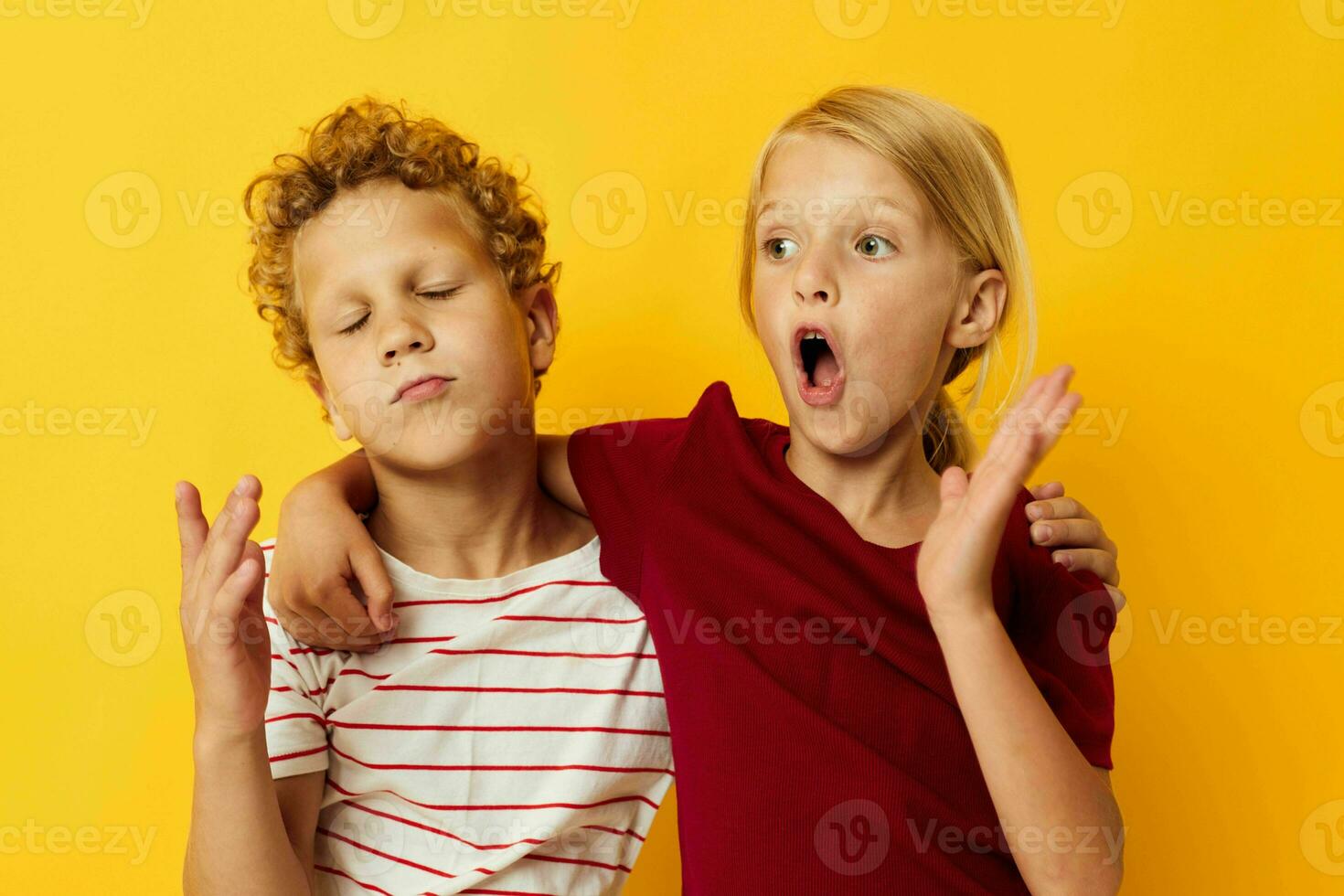 alegre niños casual vestir juegos divertido juntos en de colores antecedentes foto