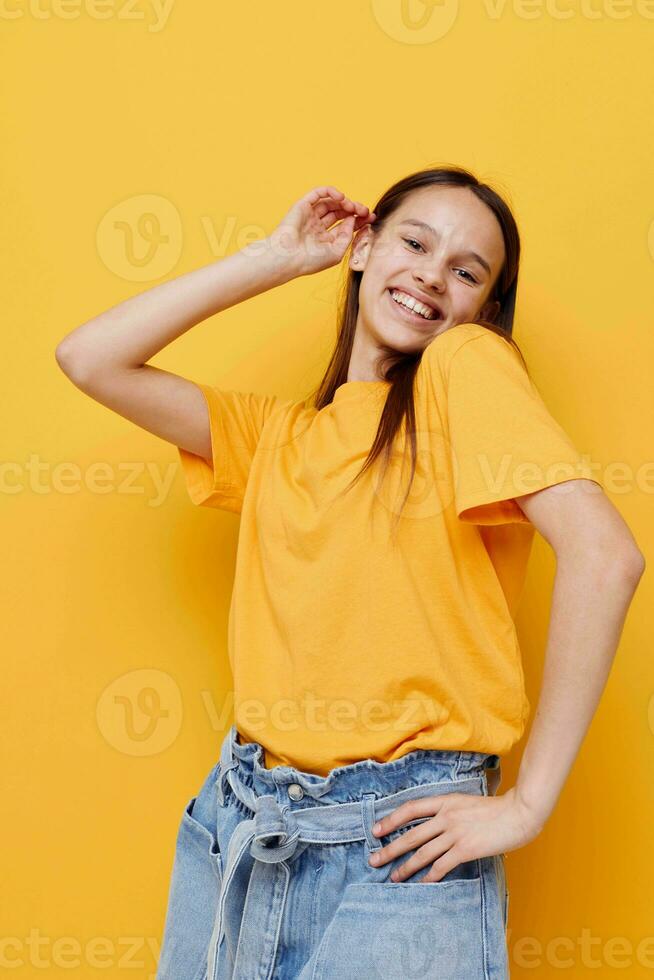 foto bonito niña en un amarillo camiseta emociones verano estilo aislado antecedentes