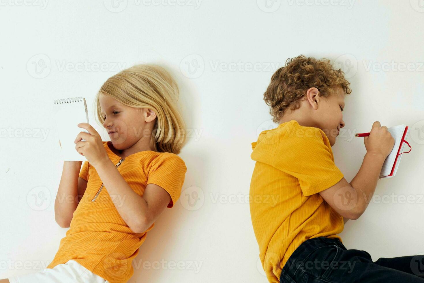 chico y niña emociones dibujo juntos bloc y lapices aislado antecedentes inalterado foto