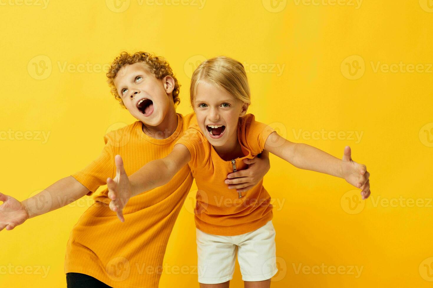 retrato de linda niños acurrucarse Moda infancia entretenimiento amarillo antecedentes inalterado foto