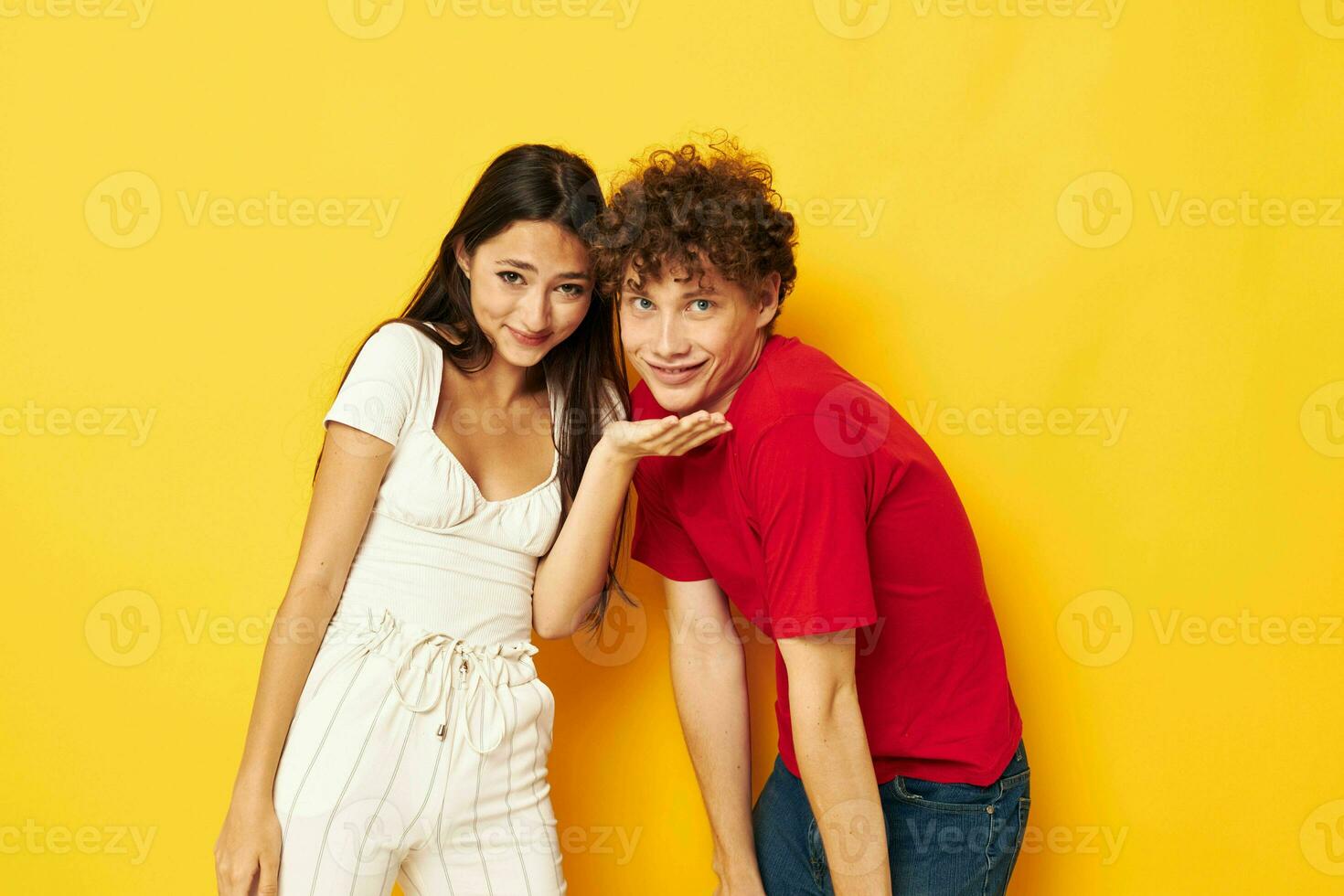 joven chico y niña juntos posando emociones de cerca amarillo antecedentes inalterado foto