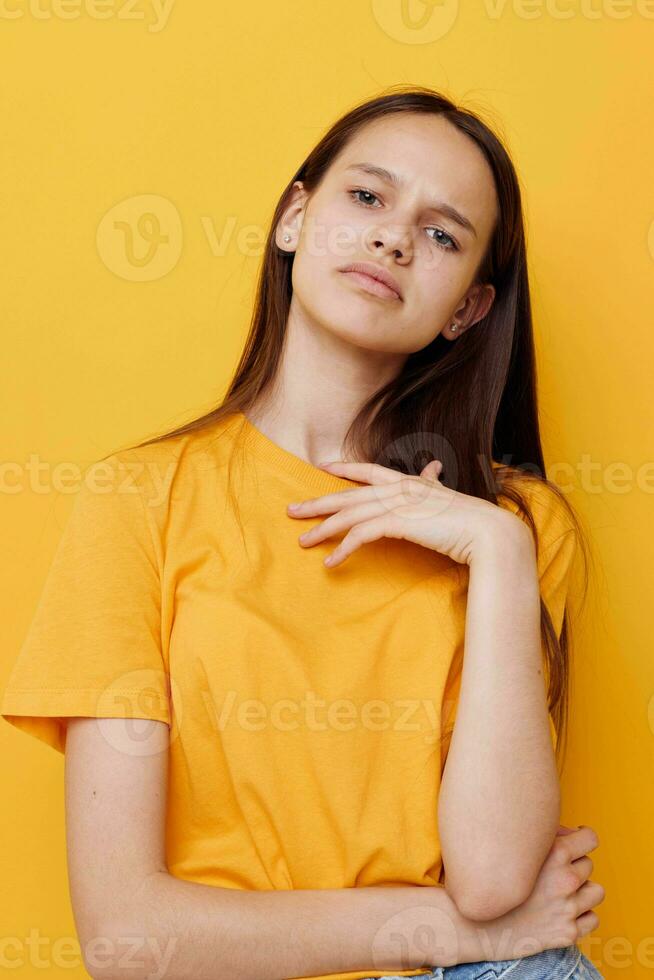 foto bonito niña en un amarillo camiseta emociones verano estilo aislado antecedentes