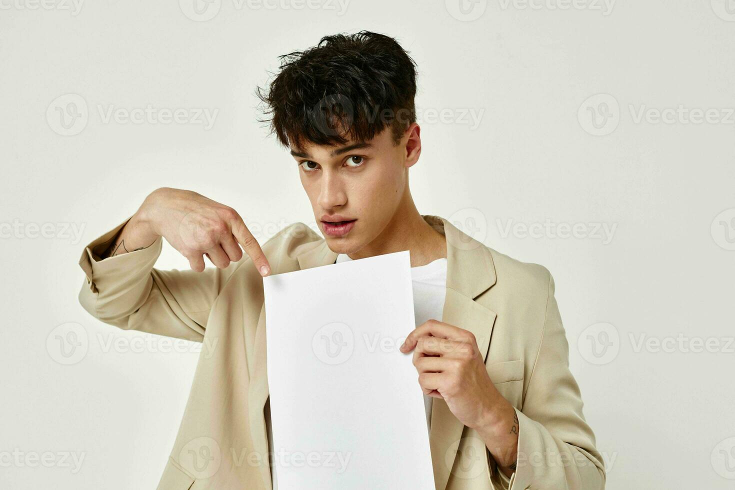 hermoso chico posando con un bloc en un traje ligero antecedentes inalterado foto