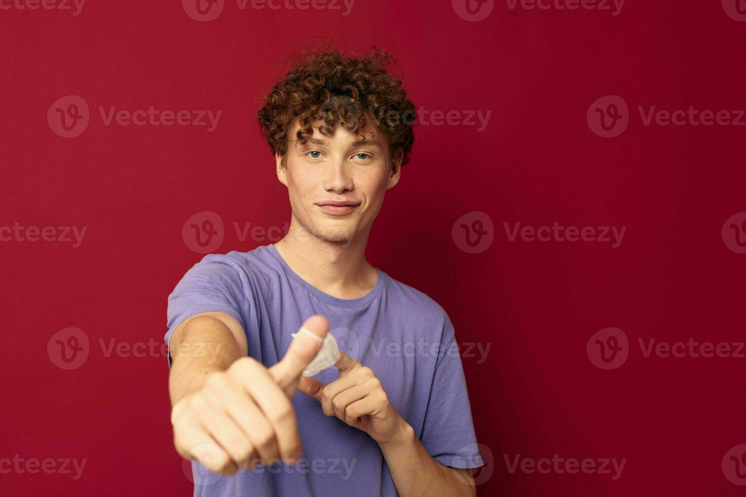 un joven hombre médico máscara proteccion posando rojo antecedentes inalterado foto