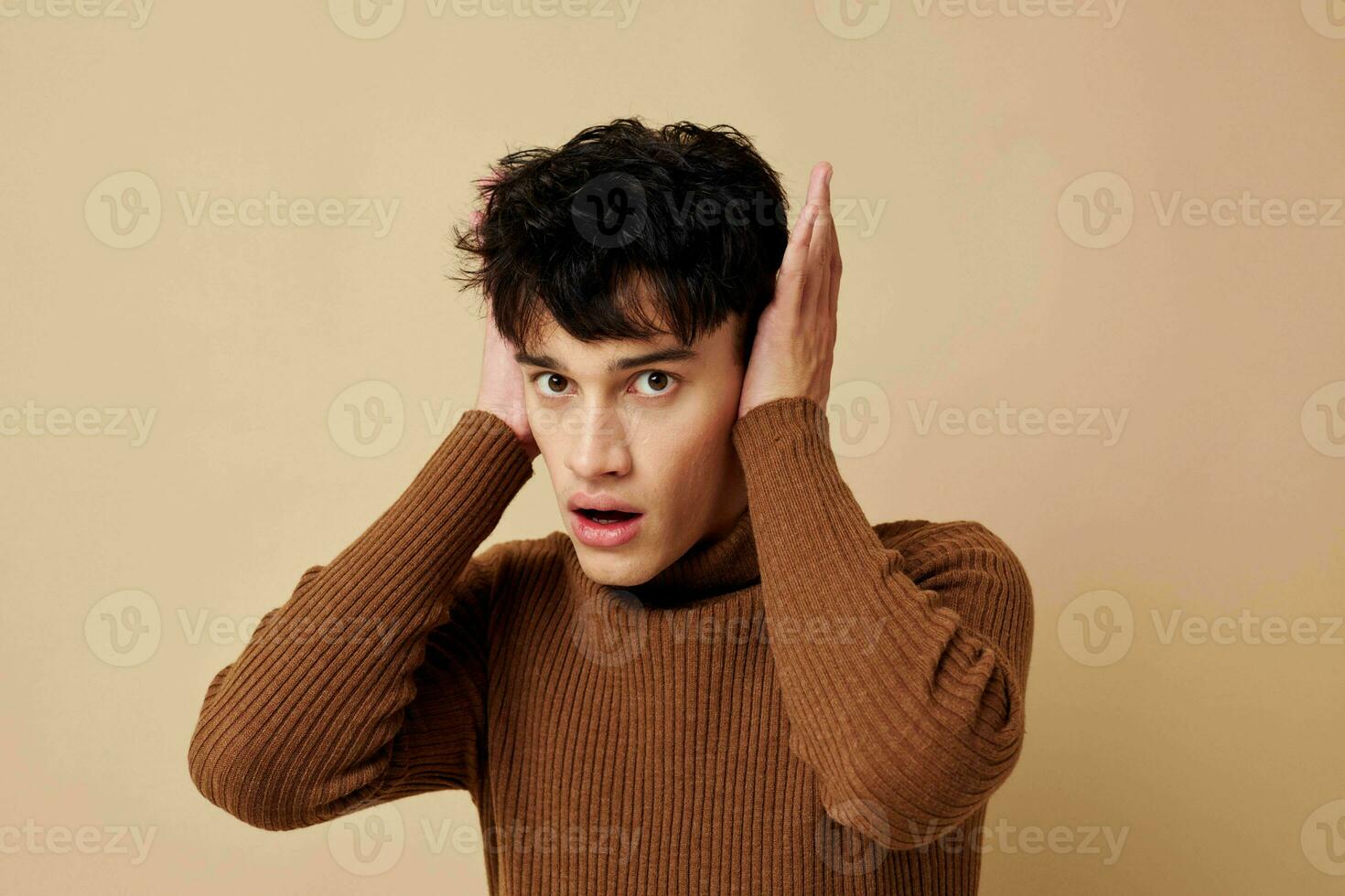 Photo young boyfriend fashionable clothes posing studio modern style isolated background unaltered