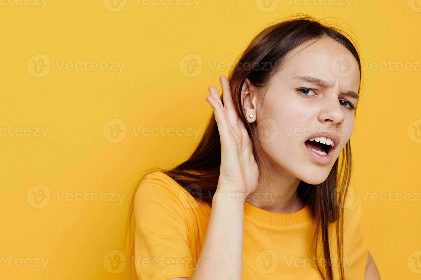 foto bonito niña Moda en amarillo camiseta mezclilla pantalones cortos amarillo antecedentes