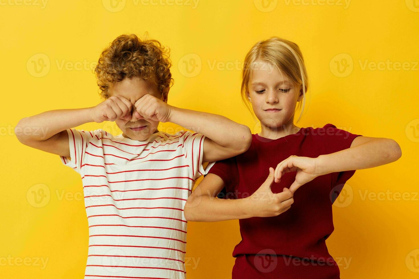 retrato de linda niños acurrucarse Moda infancia entretenimiento aislado antecedentes foto