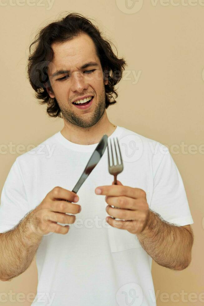 atractivo hombre cuchillería en mano posando estilo de vida inalterado foto