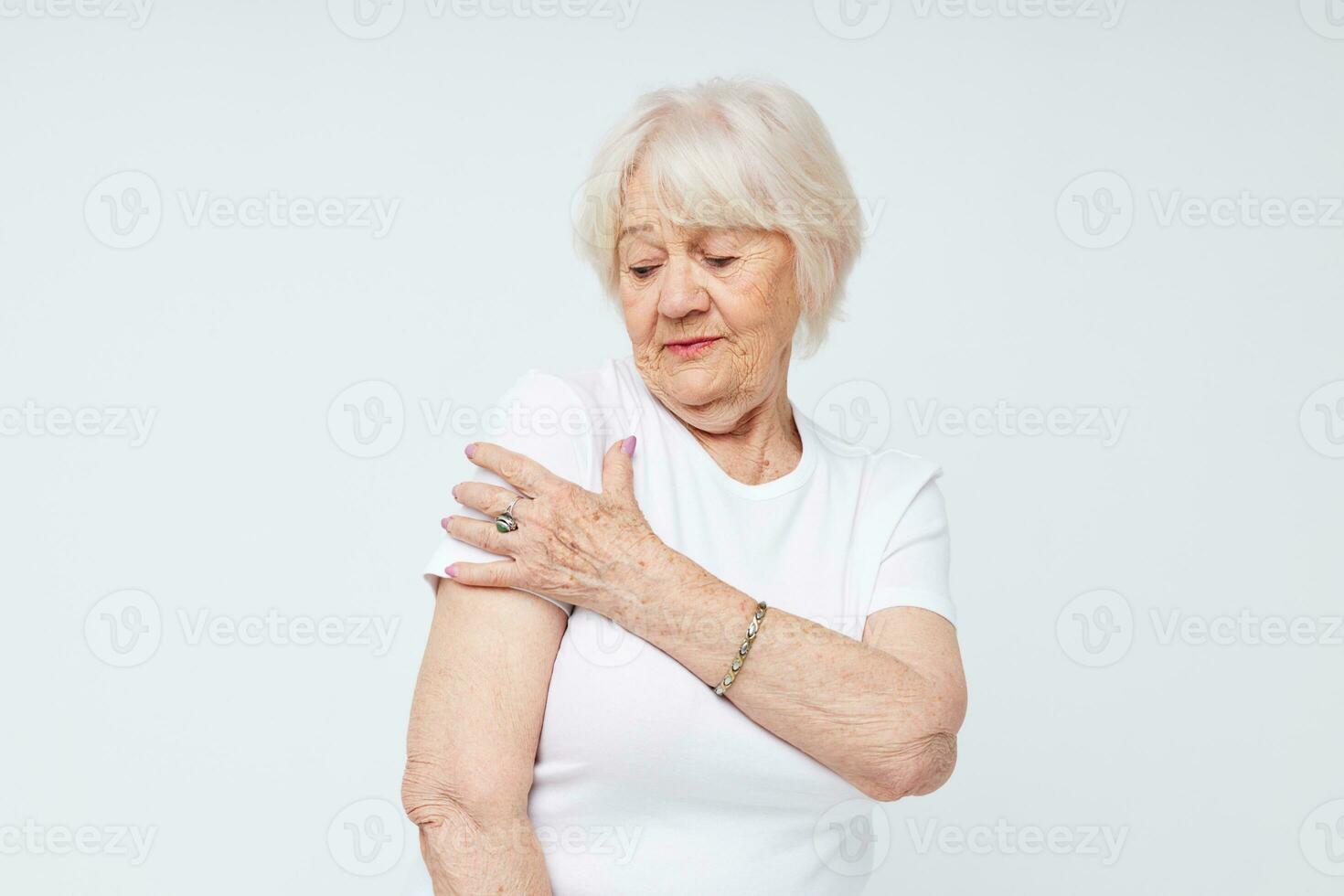 mayor mujer en un blanco camiseta ligero antecedentes foto