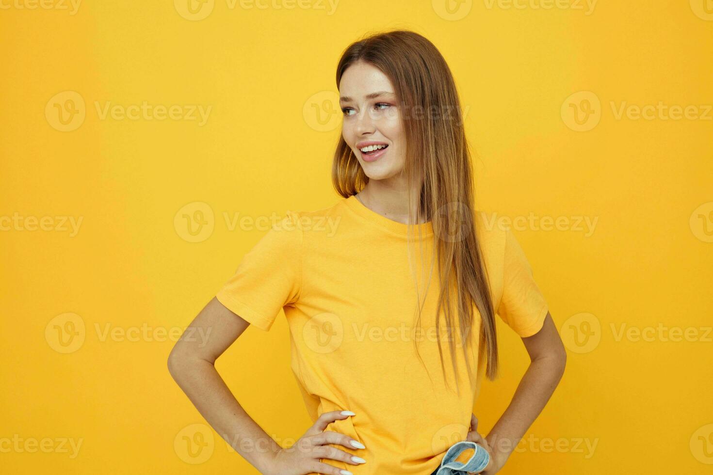 linda Pelirrojo niña en un amarillo camiseta amarillo antecedentes foto