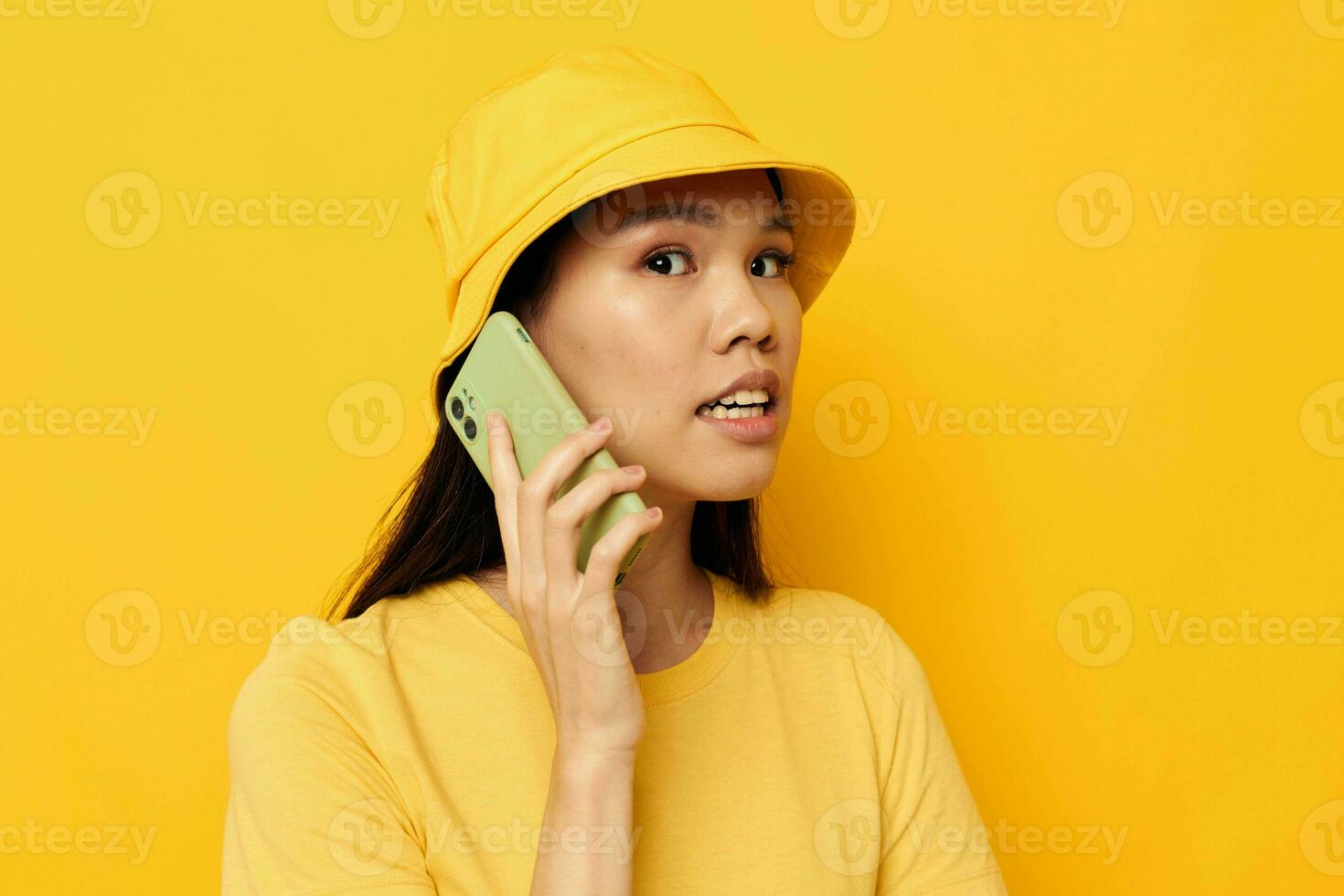 encantador joven asiático mujer hablando en el teléfono posando Moda aislado antecedentes inalterado foto