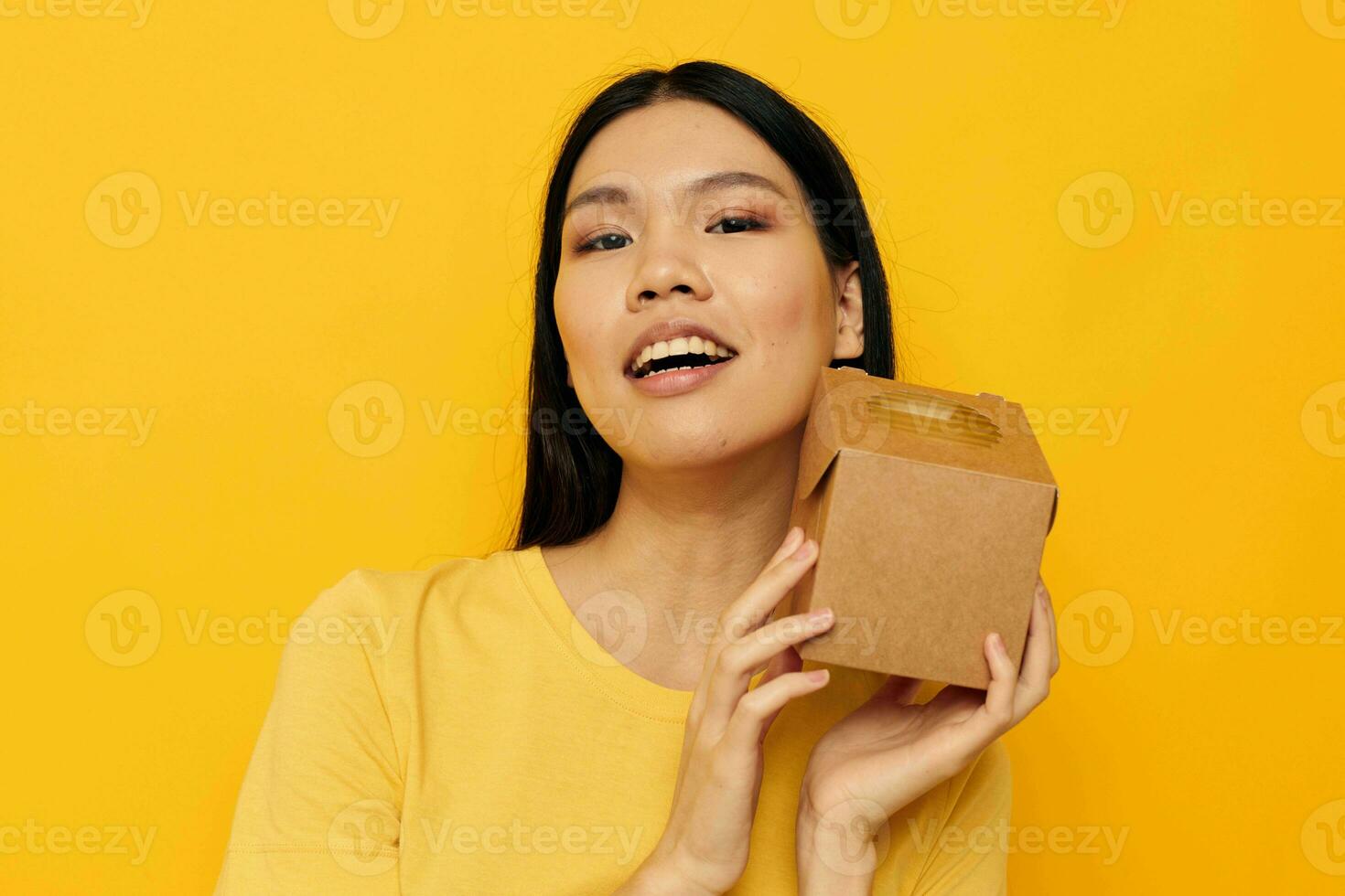 https://static.vecteezy.com/system/resources/previews/025/711/260/non_2x/cute-asian-girl-with-a-small-box-in-her-hands-monochrome-shot-photo.jpg