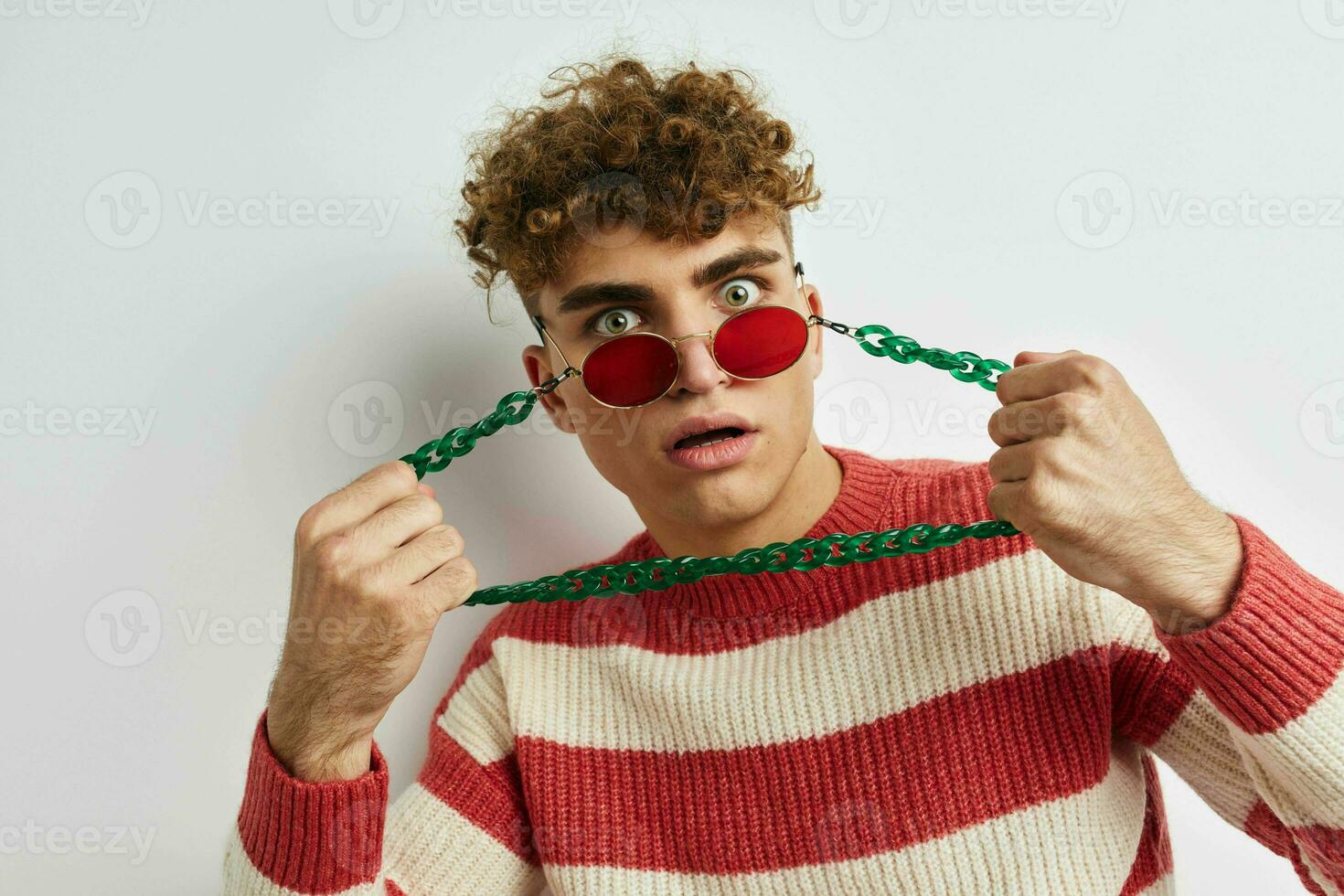linda chico vistiendo Moda lentes decoración de cerca foto