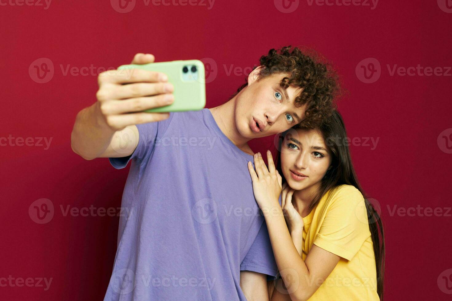 hombre y mujer moderno estilo emociones divertido teléfono aislado antecedentes foto