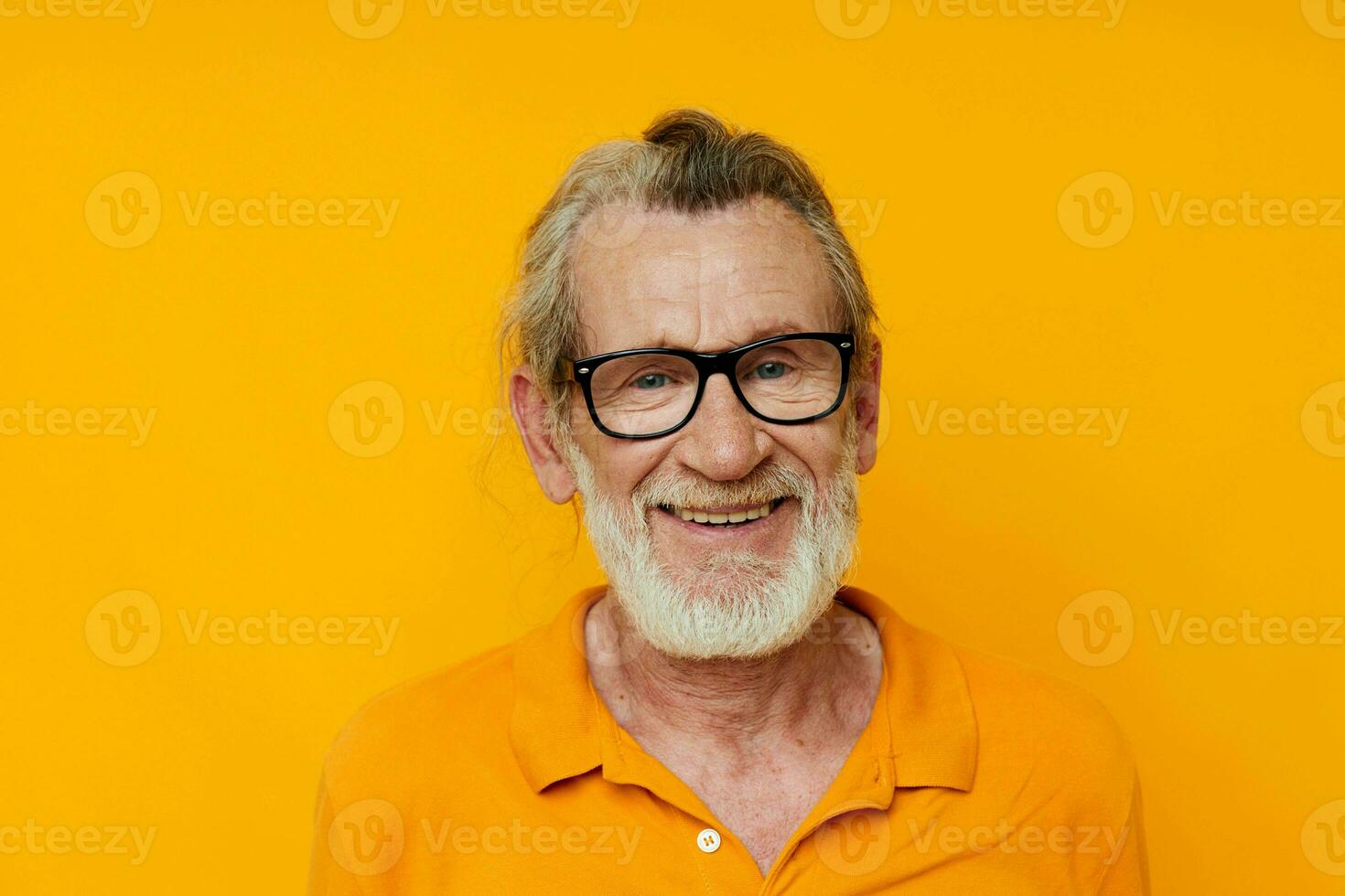 an elderly man with glasses in a yellow t-shirt with glasses close-up photo