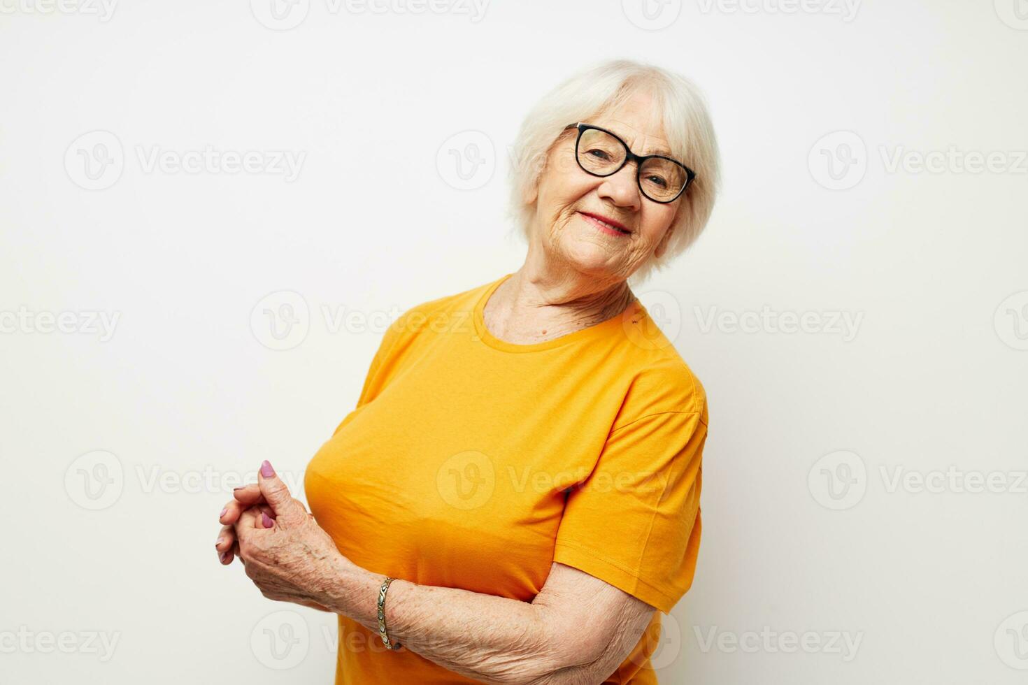 emocional mayor mujer visión problemas con lentes de cerca foto