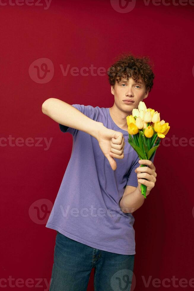 rizado chico rojo pelo en casual vestir ramo de flores de flores regalo rojo antecedentes inalterado foto