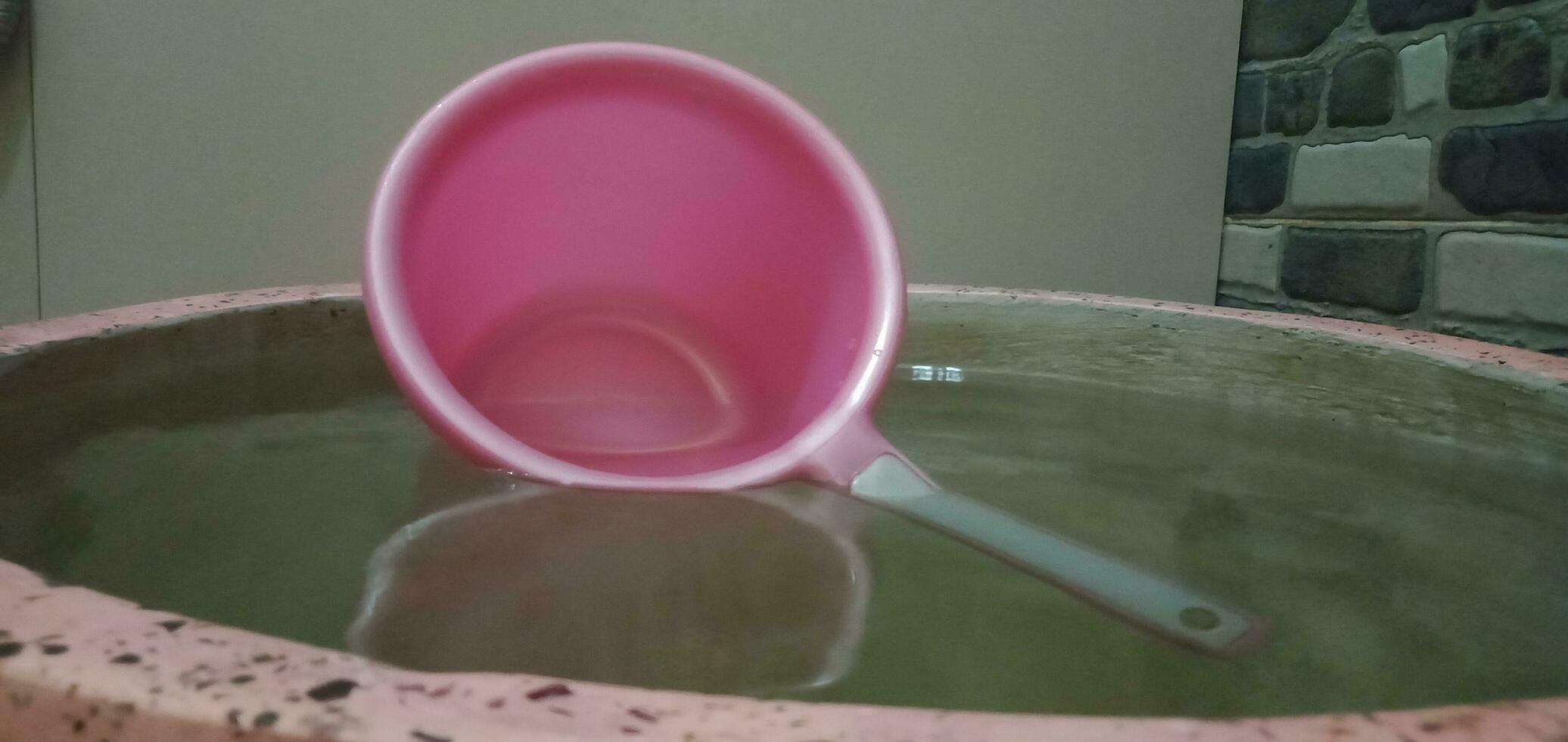 objeto fotografía - cazo flotante en un tina de agua foto