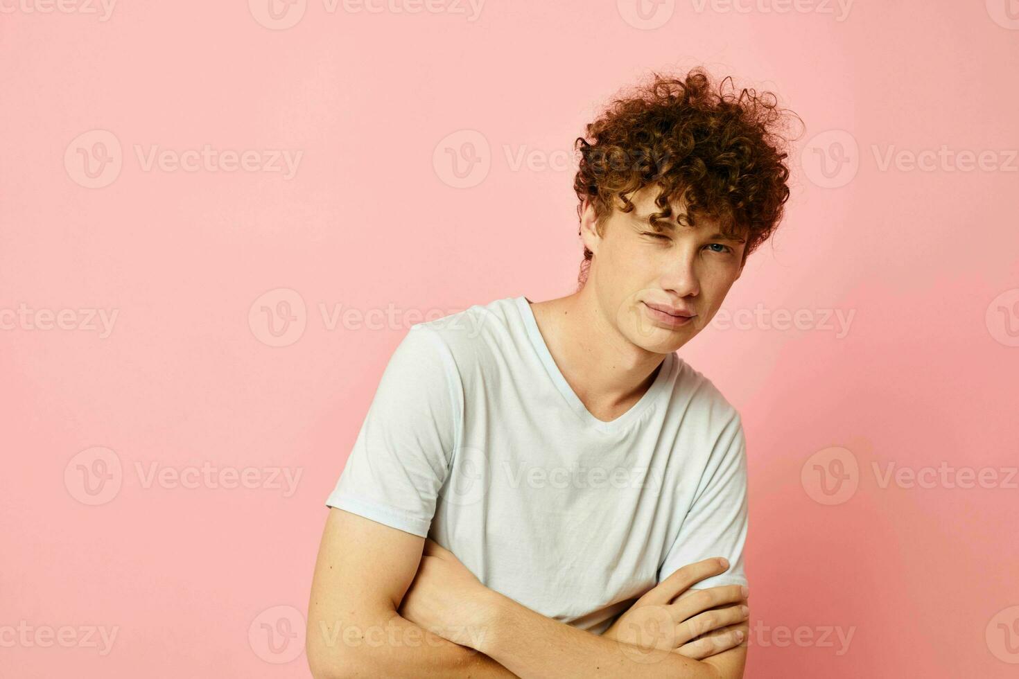 joven pelo rizado hombre verano ropa blanco camiseta posando aislado antecedentes inalterado foto