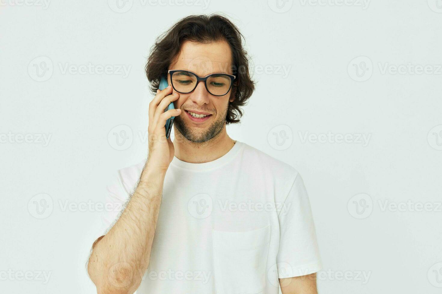 hombre hablando en el teléfono tecnologías estilo de vida inalterado foto