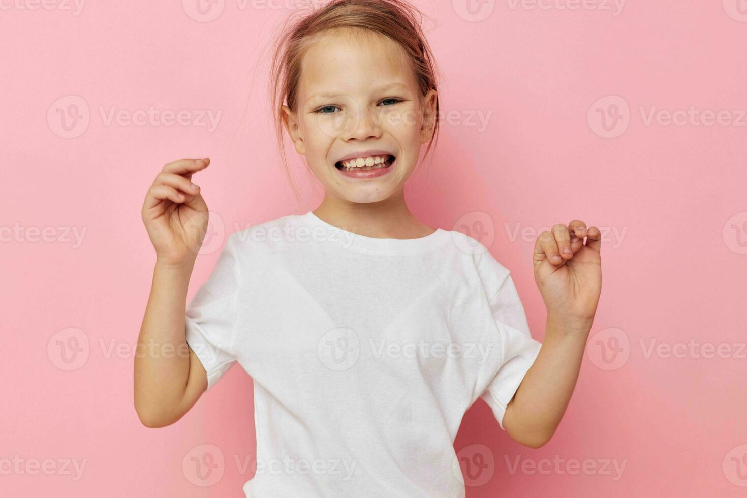linda niña en un blanco camiseta sonrisa infancia inalterado foto