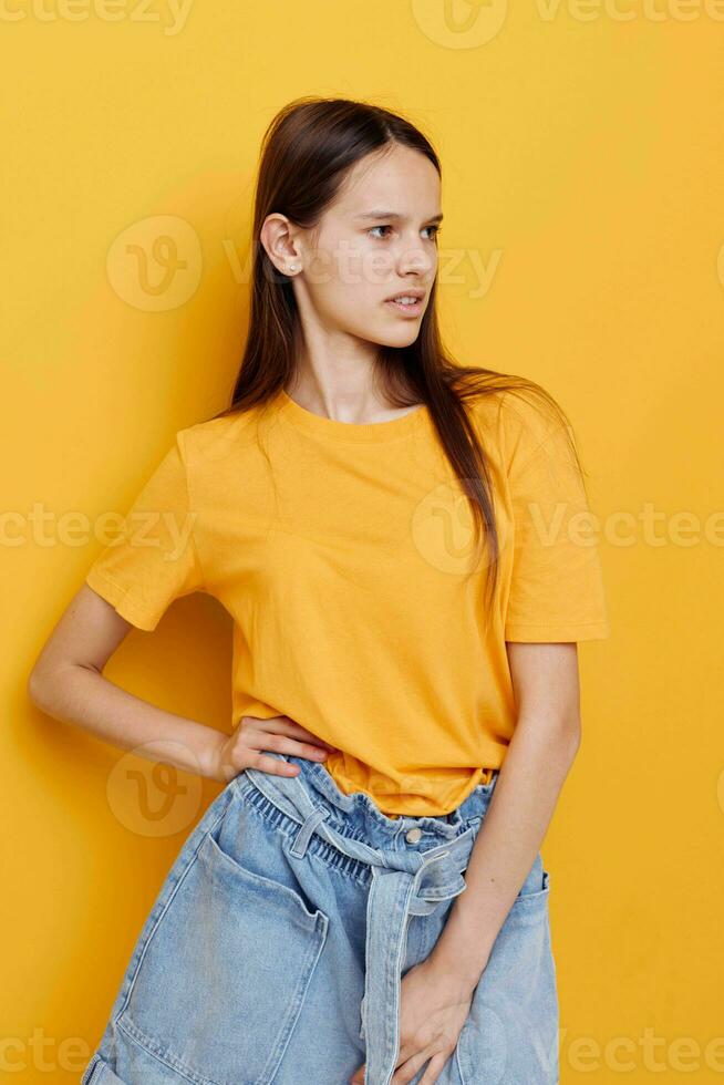 joven hermosa mujer Moda en amarillo camiseta mezclilla pantalones cortos aislado antecedentes foto