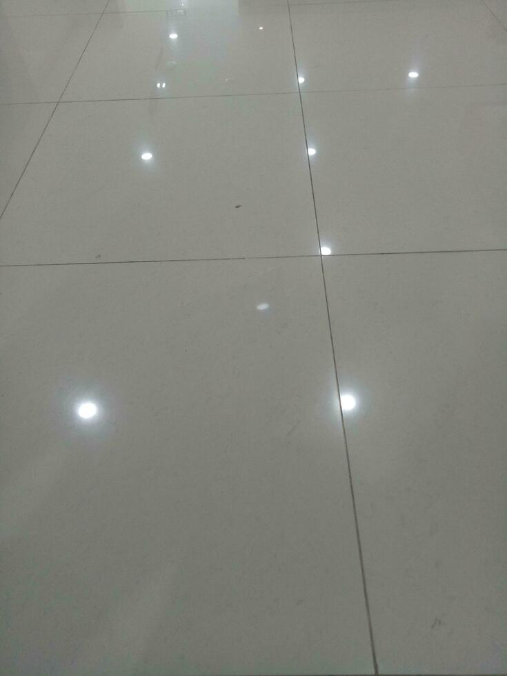 foto de un gris embaldosado piso con blanco ligero oscuridad