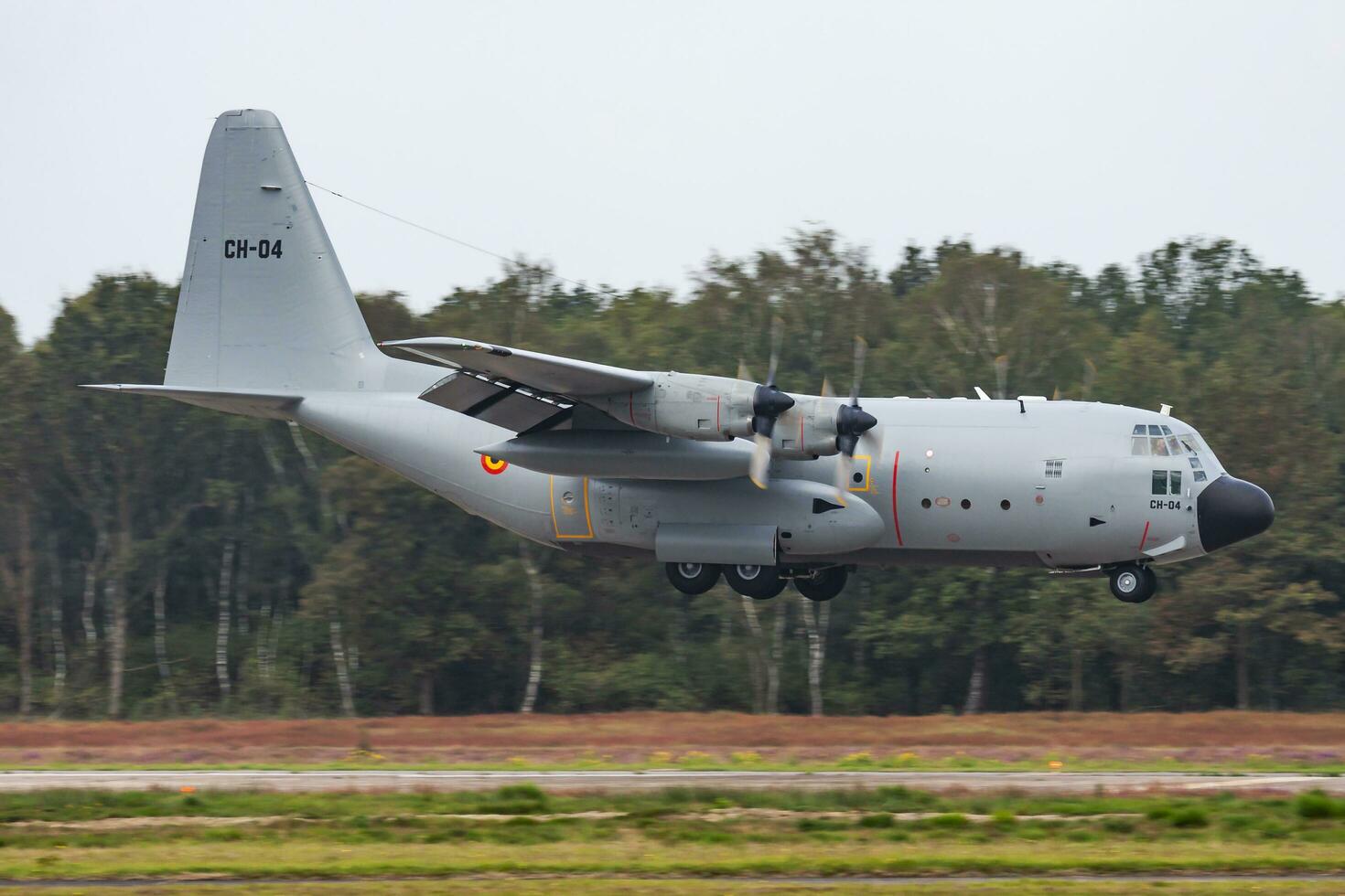 militar transporte avión a aire base. aire fuerza vuelo operación. aviación y aeronave. aire defensa. militar industria. mosca y volador. foto