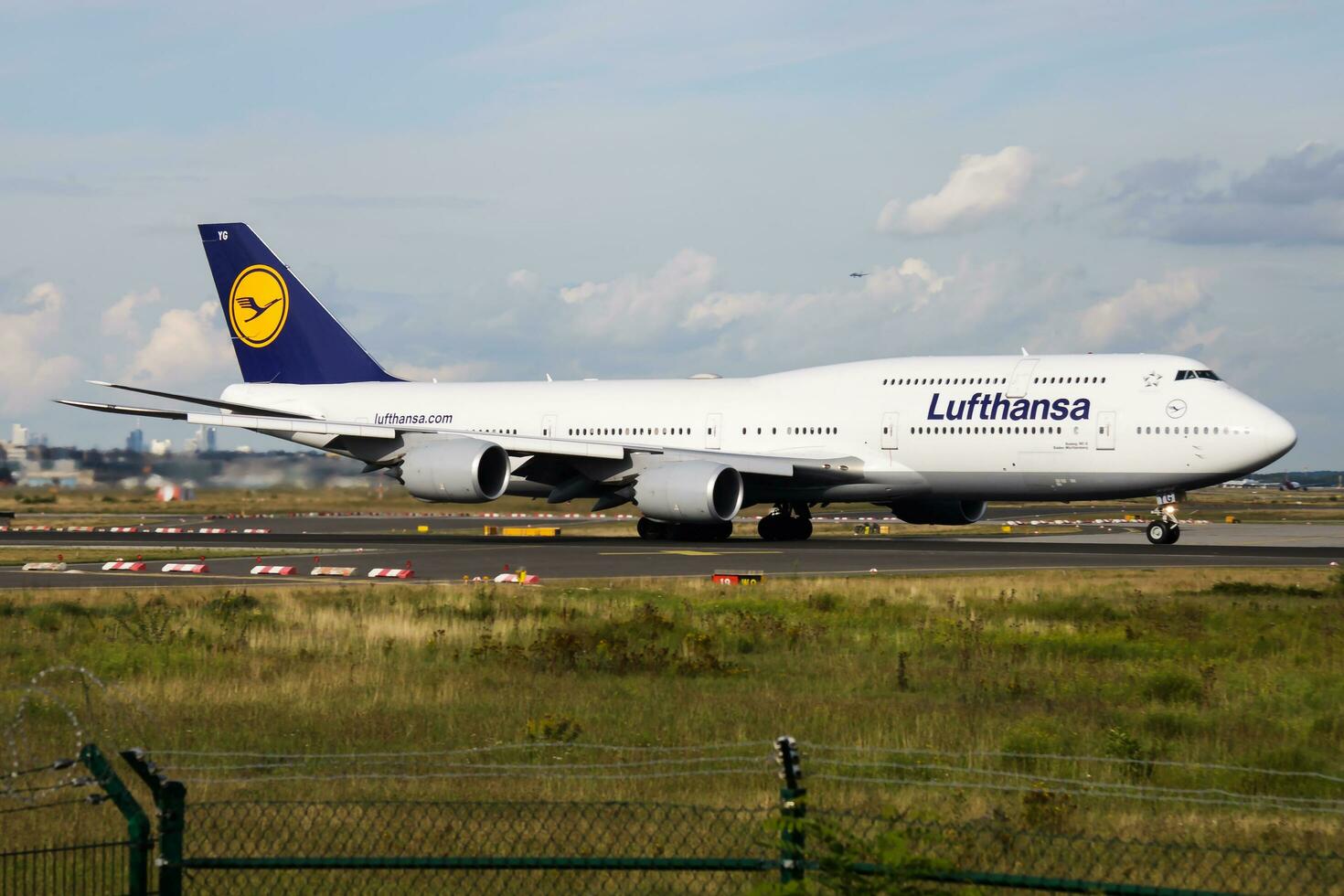 lufthansa boeing 747-8 d-abyg pasajero avión salida a frankfurt aeropuerto foto