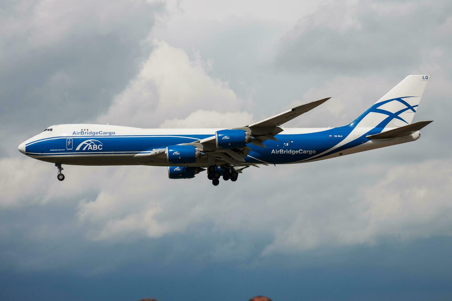 puente aéreo de carga aerolíneas boeing 747-8 vq-blq carga avión aterrizaje a frankfurt aeropuerto foto