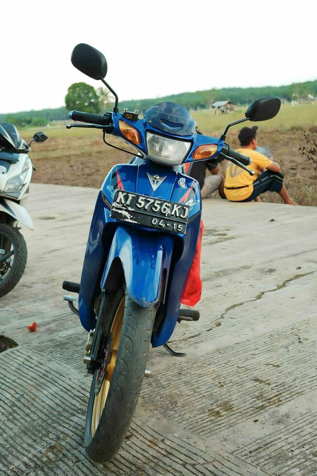 kuaro Kalimantan timur, Indonesia 05 julio 2023. estacionado azul yamaha f1zr motocicleta foto