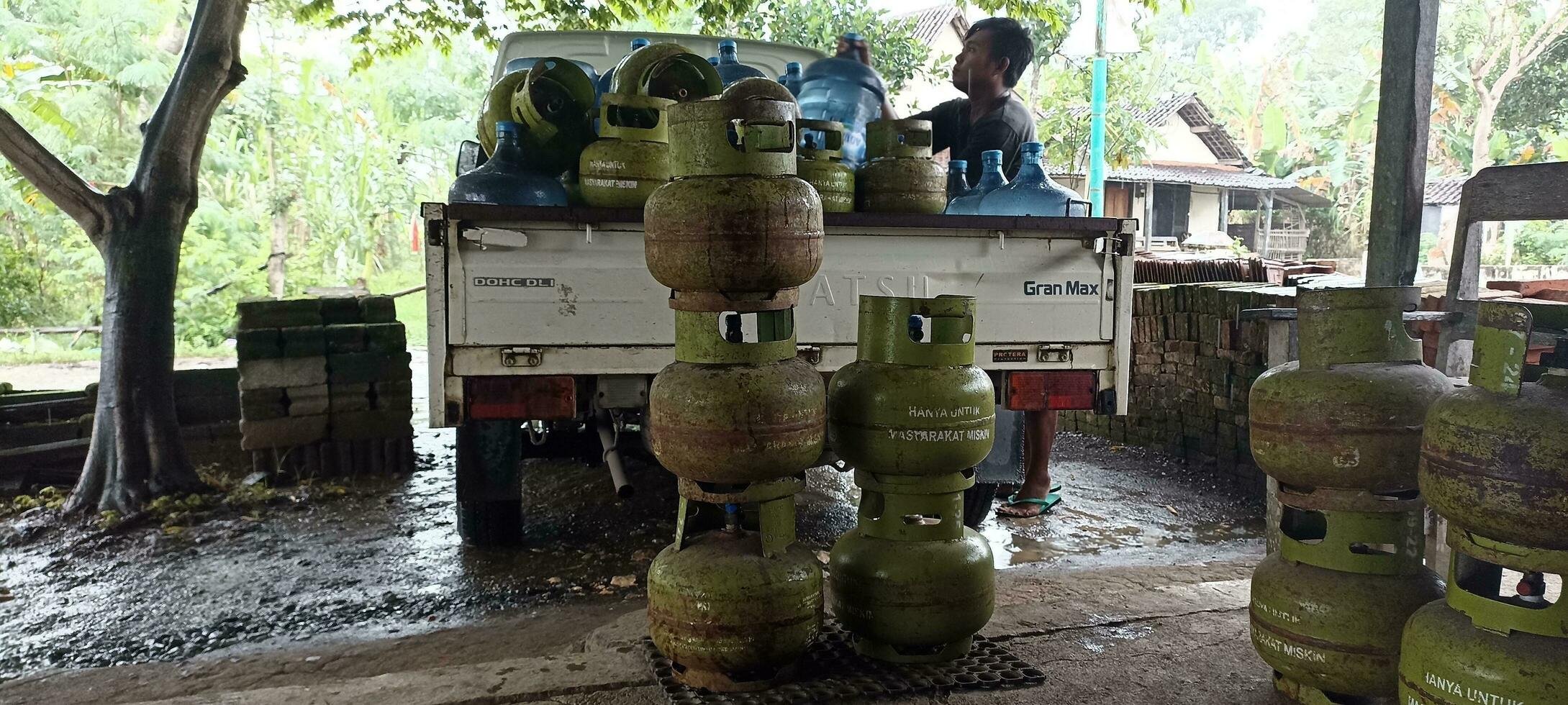 green 3kg gas cylinder photo