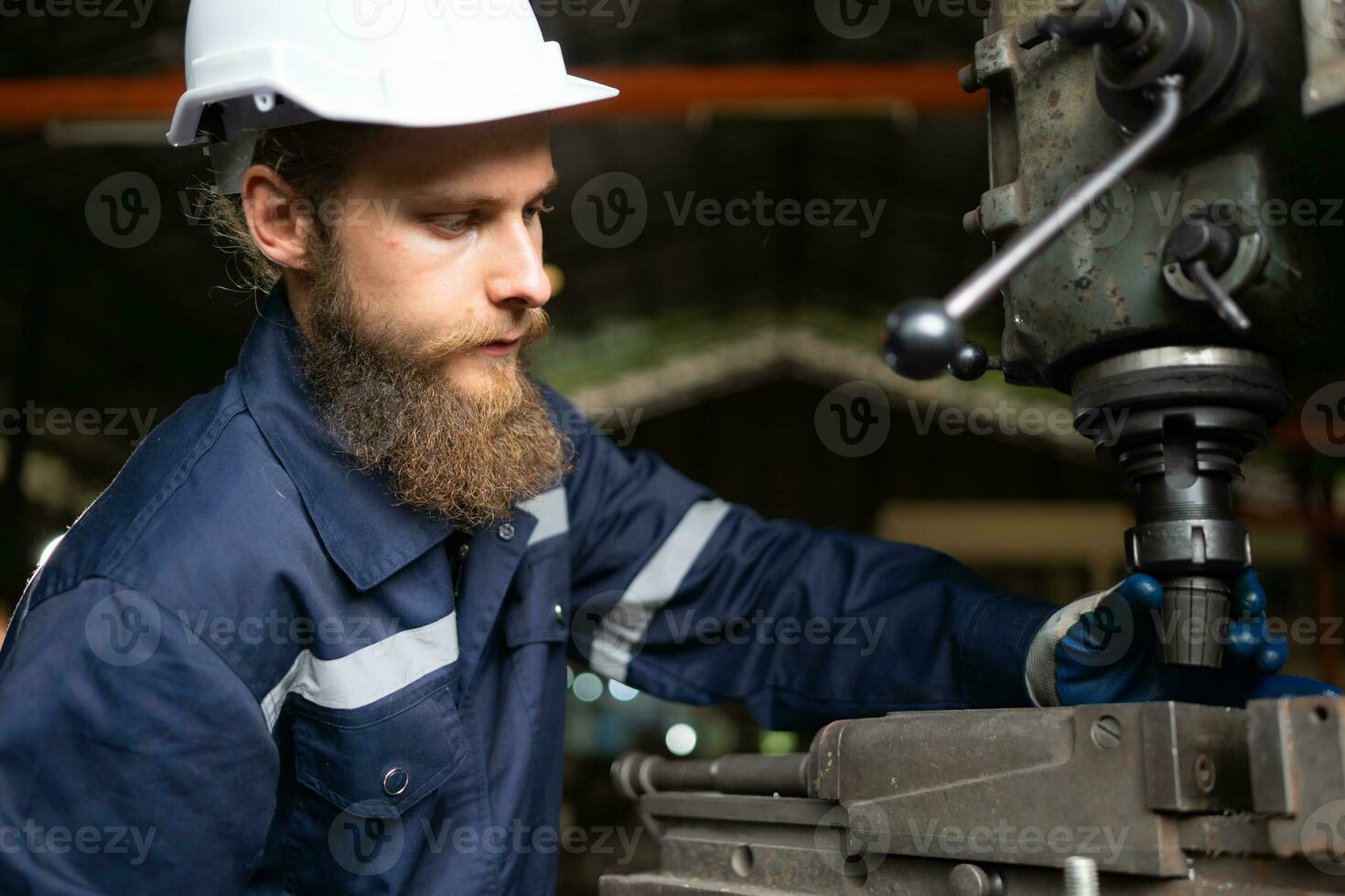 retrato de mecánico ingenieros son comprobación el trabajando condición de un antiguo máquina ese tiene estado usado para algunos tiempo. en un fábrica dónde natural ligero brilla sobre el lugar de trabajo foto