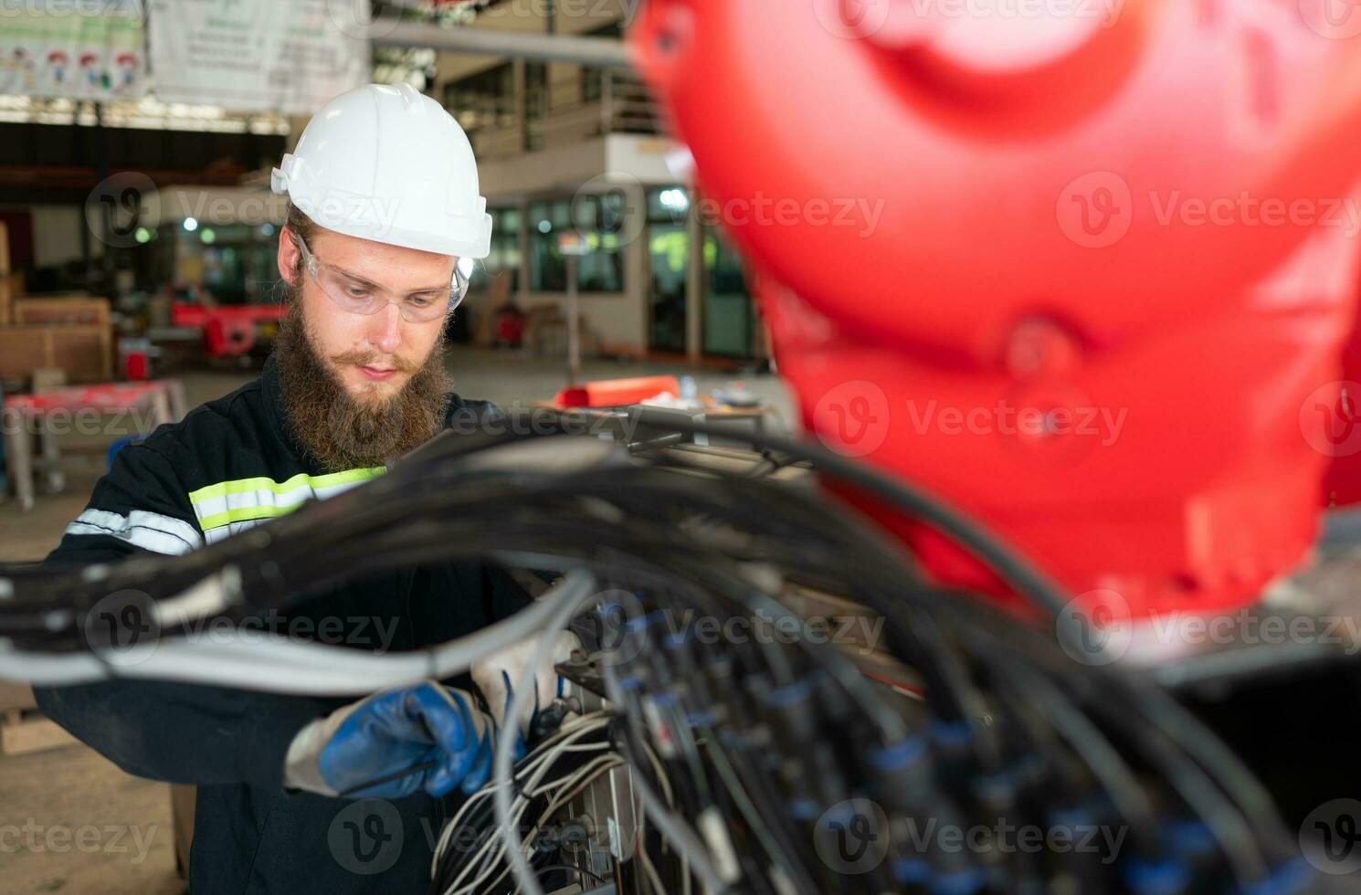 eléctrico ingeniero con el misión de instalando un robot brazo eléctrico sistema foto