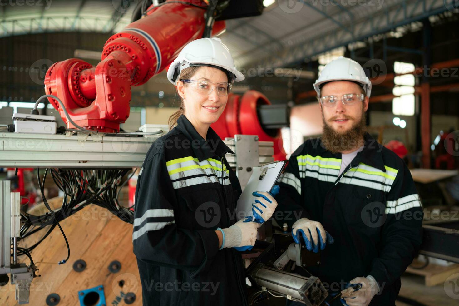 retrato de eléctrico ingeniero con el misión de instalando un robot brazo eléctrico sistema foto