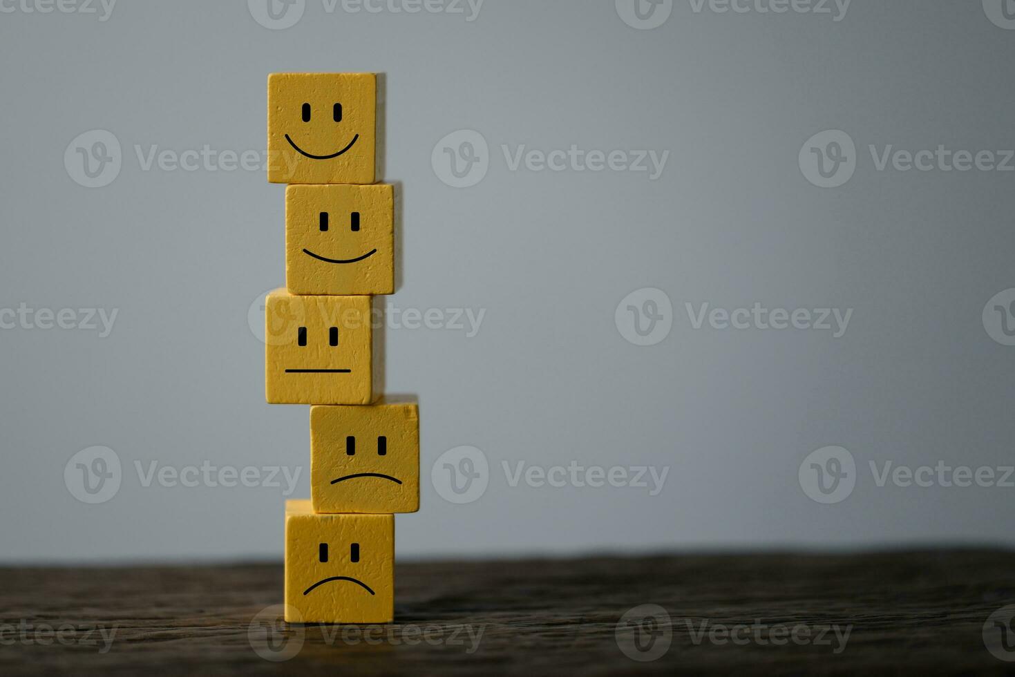 Get valuable feedback and ratings on products and services with this yellow wooden cube icon. Measure customer satisfaction, evaluate user experience, and assess opinions. photo