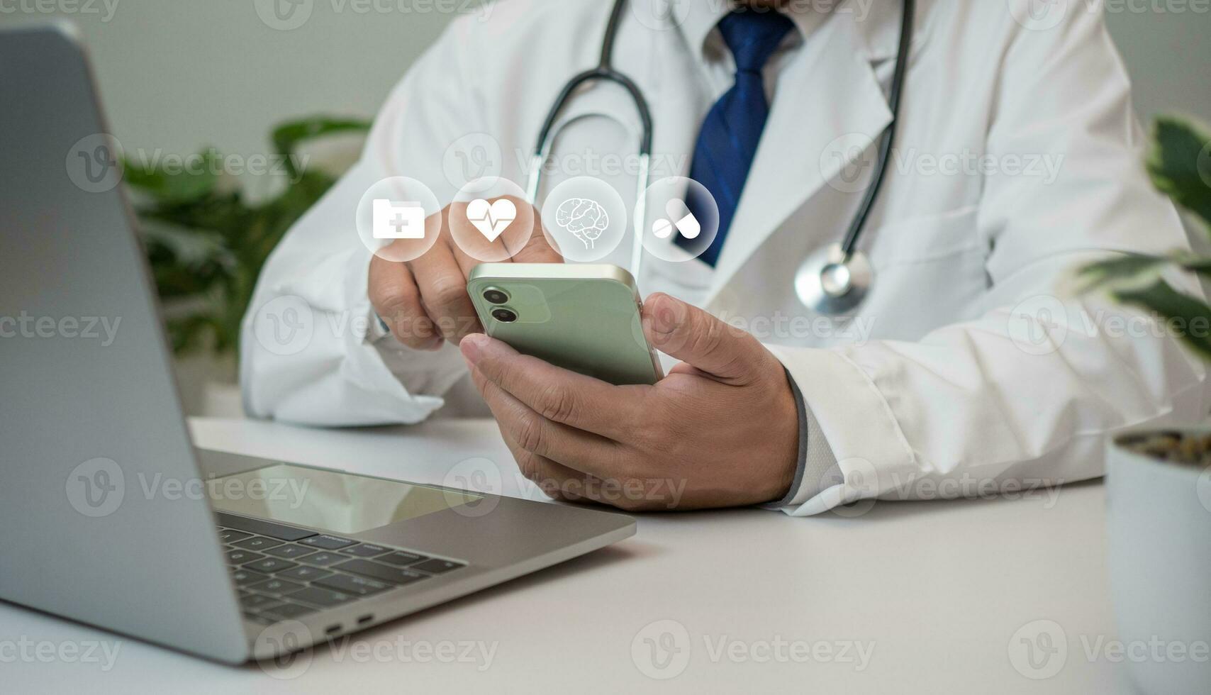 doctores utilizar teléfonos inteligentes y ordenadores a investigación médico información. médico concepto foto