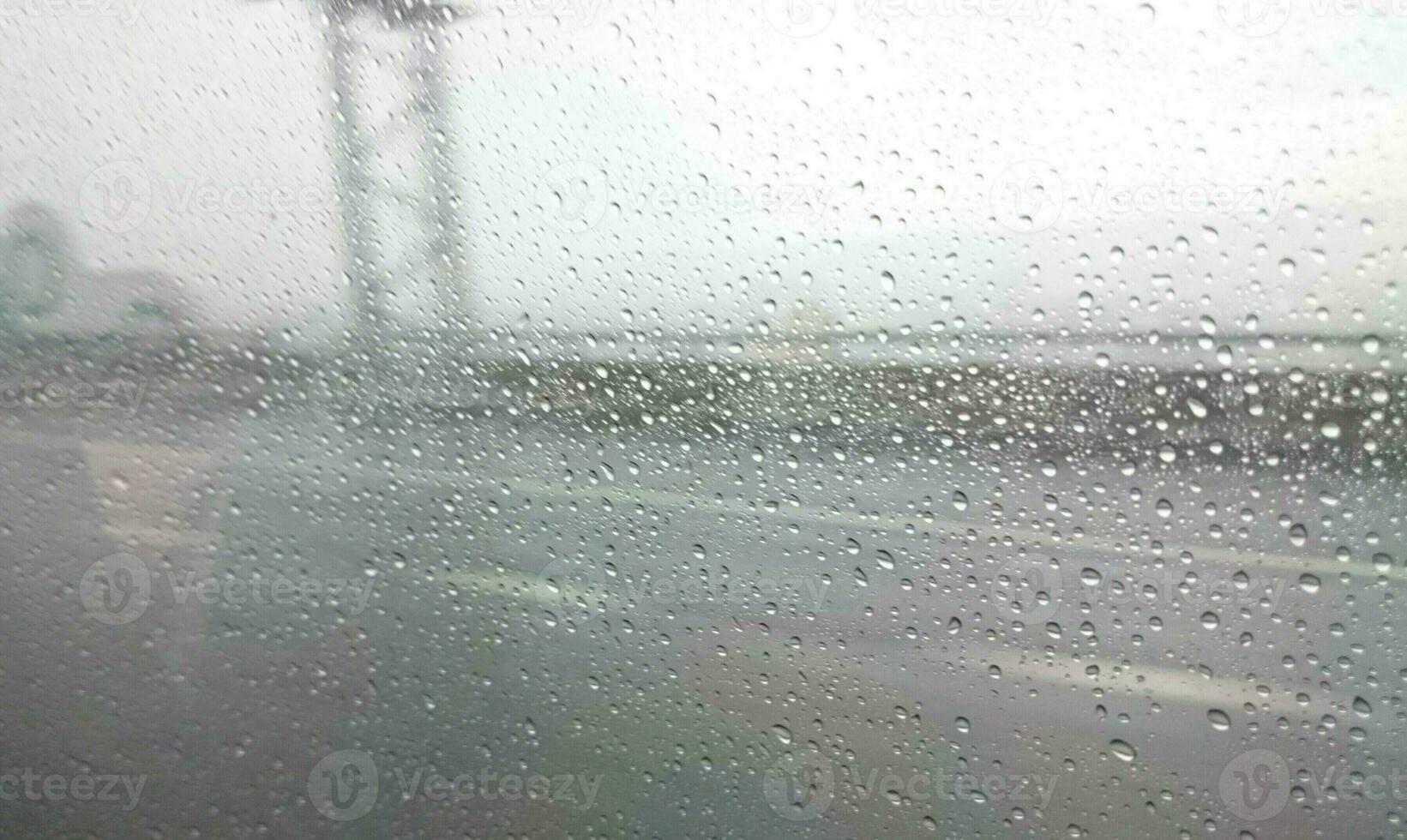 sentado en el coche a disfrutar el agua gotas en el vaso foto