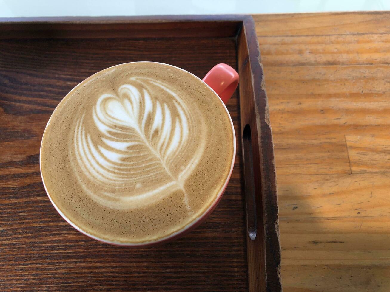 un latté con un madera grano mesa foto