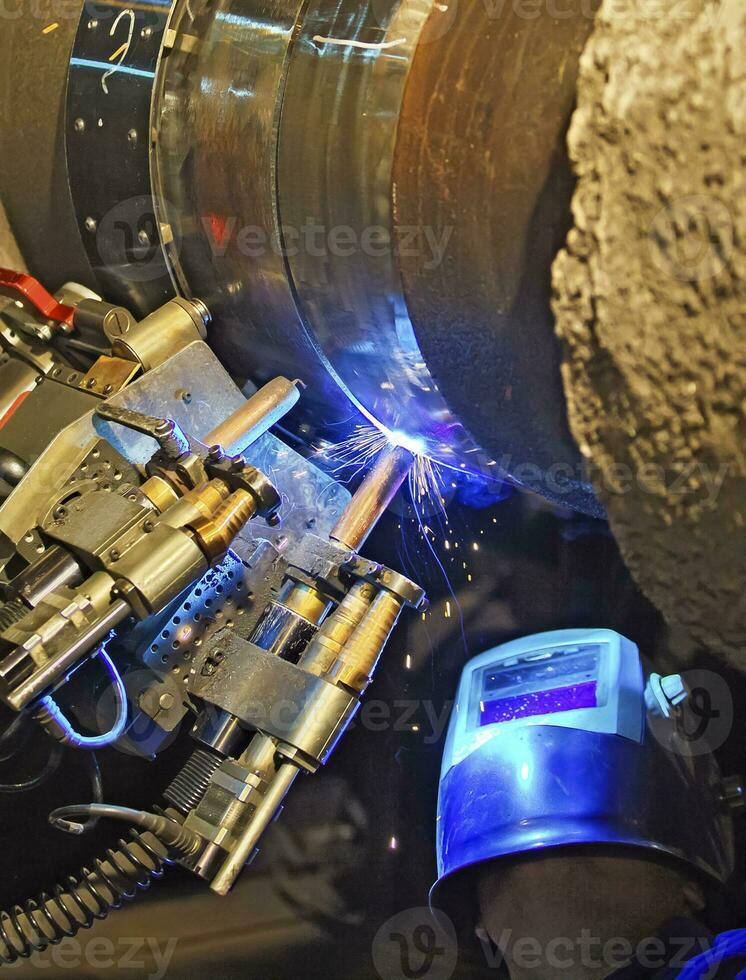 Butt welding underwater pipeline using automatic equipment photo