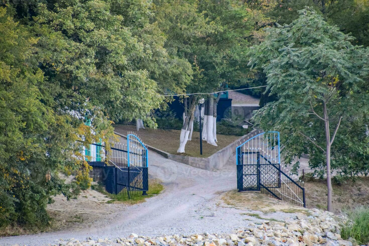 dacha oficial en el apuntalar de lago abrau. casa en el apuntalar de el lago. foto