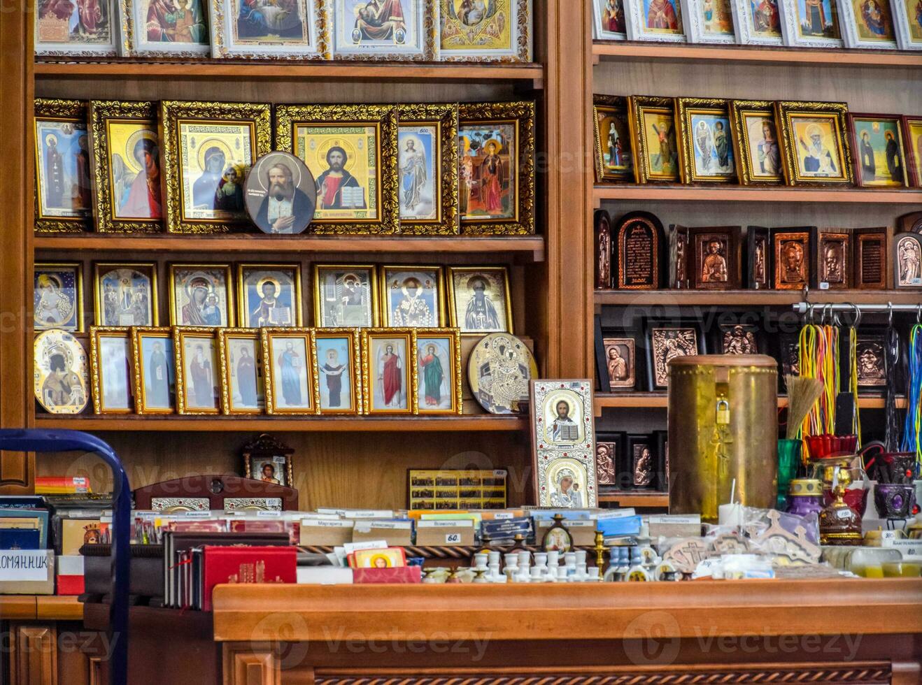 un Iglesia tienda. iconos, velas y otro cristiano atributos son en venta. foto