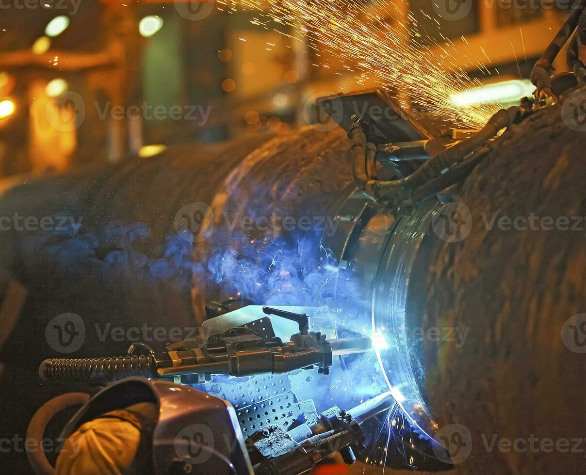 Butt welding underwater pipeline using automatic equipment photo