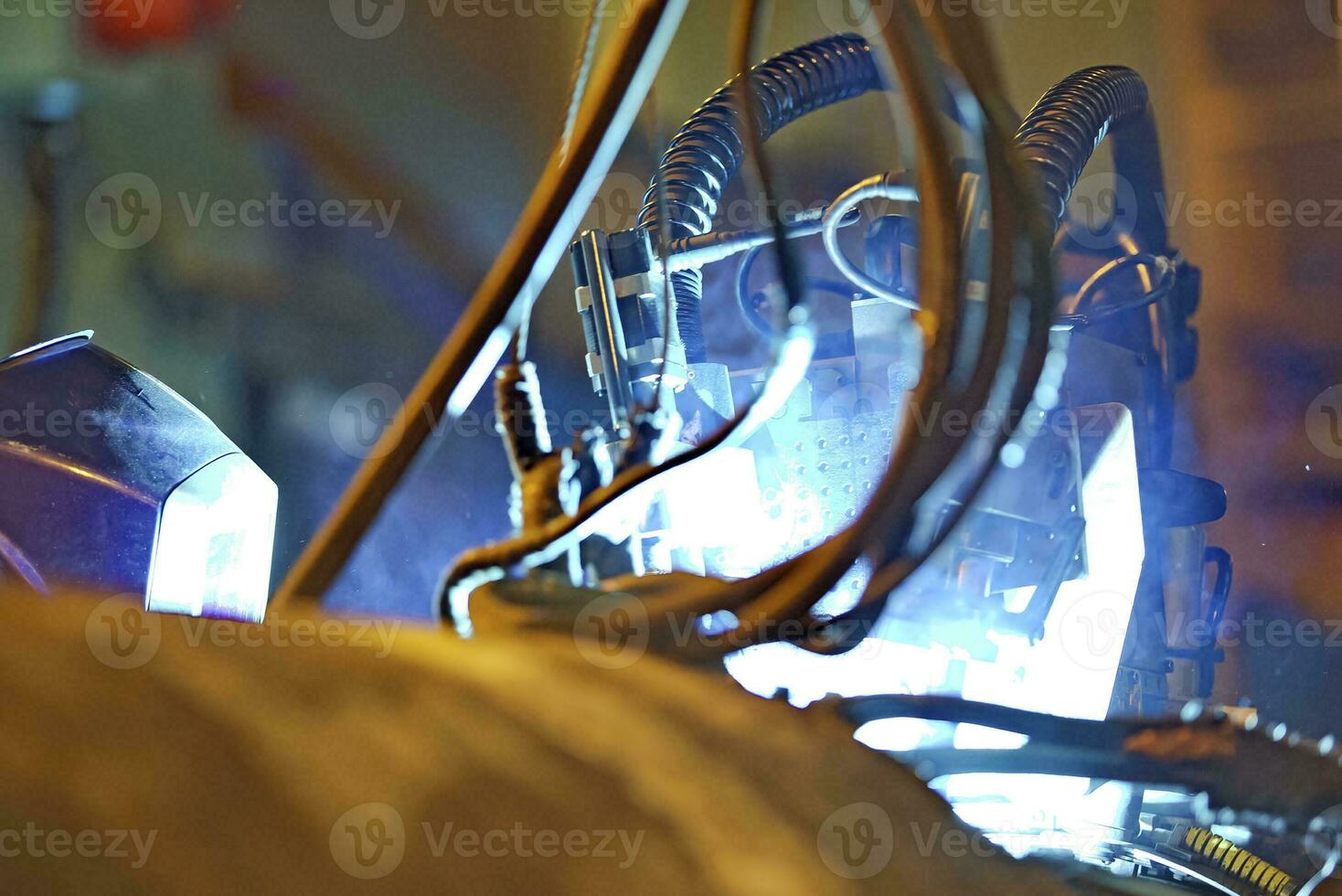 Butt welding underwater pipeline using automatic equipment photo