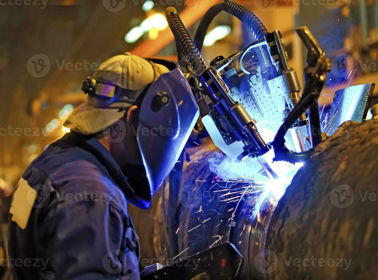 Butt welding underwater pipeline using automatic equipment photo