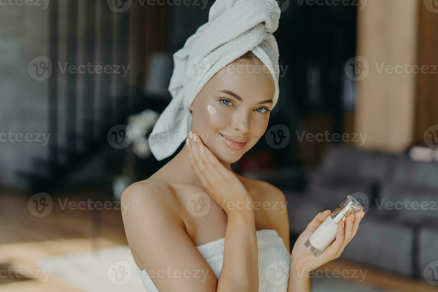 europeo mujer aplica cara crema, hidrata piel. mínimo constituir, toalla en  cabeza. hogar interior, facial tratamiento. anti-envejecimiento  procedimiento. 25866560 Foto de stock en Vecteezy