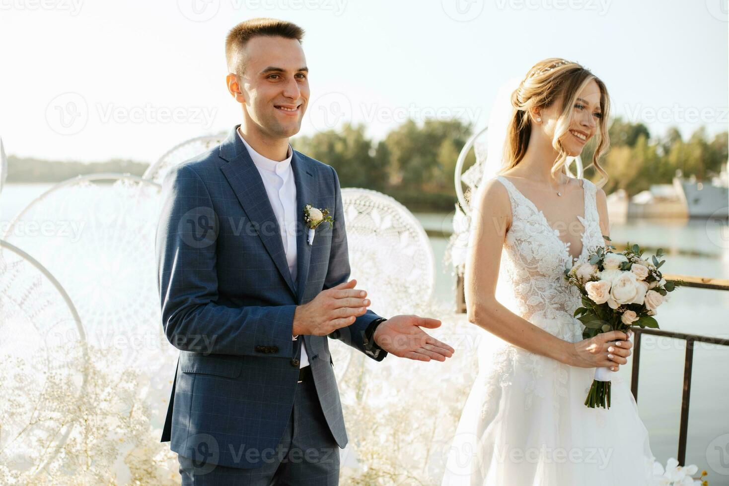 ceremonia de boda de los recién casados en el muelle foto