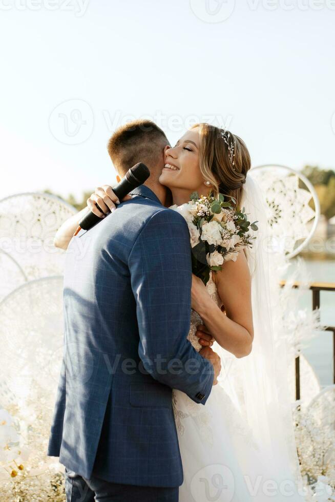 ceremonia de boda de los recién casados en el muelle foto