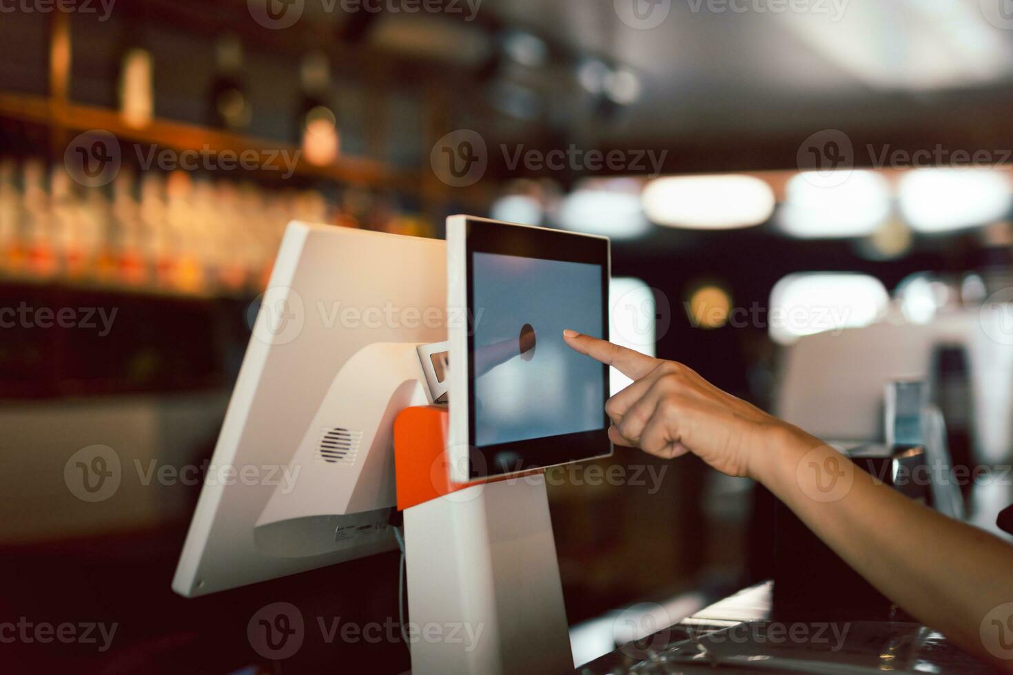 mujer mano haciendo proceso pago en un pantalla táctil efectivo registro. foto
